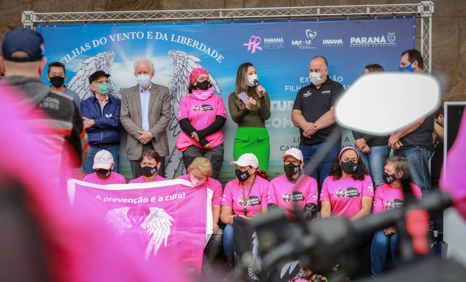 Expedição Filhas do Paraná volta a Curitiba após 2.800 km divulgando o Outubro Rosa. As motociclistas do grupo Filhas do Vento e da Liberdade retornaram neste sábado (30) ao Palácio Iguaçu – mesmo ponto de onde partiram no dia 14 de outubro, e foram recebidas pelo vice-governador Darci Piana e pela primeira-dama do Estado e presidente do Conselho Estadual de Ação Solidária, Luciana Saito Massa. - Curitiba, 30/10/2021 - Foto: Valdelino Pontes