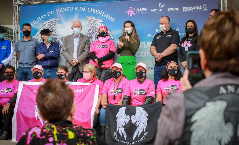 Expedição Filhas do Paraná volta a Curitiba após 2.800 km divulgando o Outubro Rosa. As motociclistas do grupo Filhas do Vento e da Liberdade retornaram neste sábado (30) ao Palácio Iguaçu – mesmo ponto de onde partiram no dia 14 de outubro, e foram recebidas pelo vice-governador Darci Piana e pela primeira-dama do Estado e presidente do Conselho Estadual de Ação Solidária, Luciana Saito Massa. - Curitiba, 30/10/2021 - Foto: Valdelino Pontes