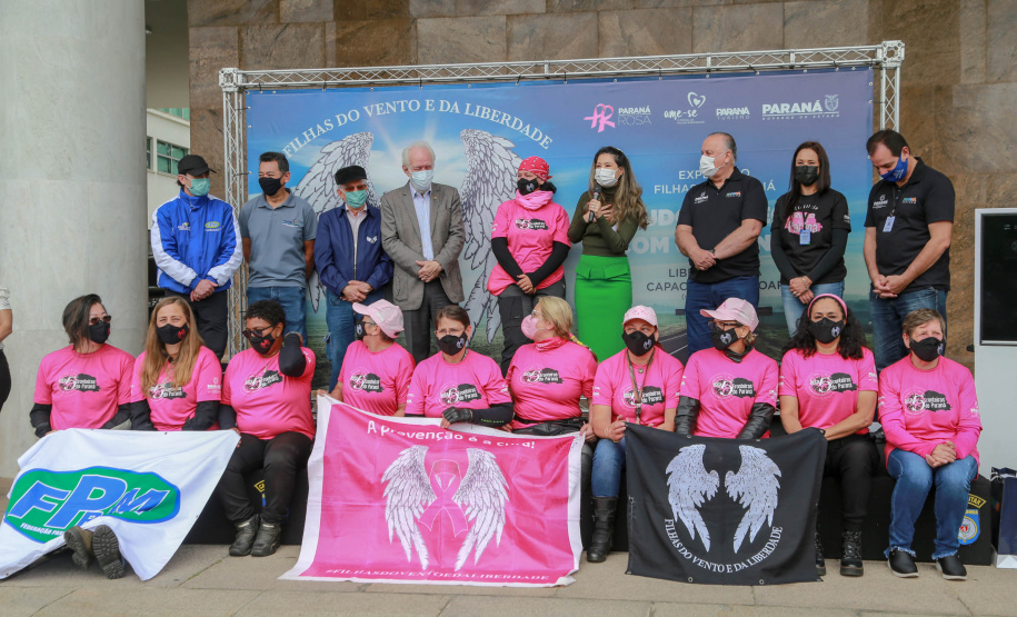 Expedição Filhas do Paraná volta a Curitiba após 2.800 km divulgando o Outubro Rosa. As motociclistas do grupo Filhas do Vento e da Liberdade retornaram neste sábado (30) ao Palácio Iguaçu – mesmo ponto de onde partiram no dia 14 de outubro, e foram recebidas pelo vice-governador Darci Piana e pela primeira-dama do Estado e presidente do Conselho Estadual de Ação Solidária, Luciana Saito Massa. - Curitiba, 30/10/2021 - Foto: Valdelino Pontes
