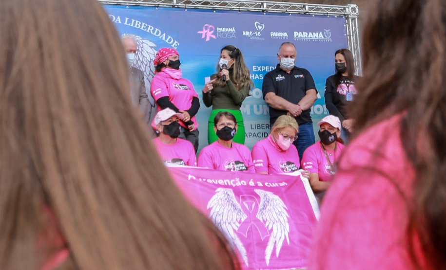 Expedição Filhas do Paraná volta a Curitiba após 2.800 km divulgando o Outubro Rosa. As motociclistas do grupo Filhas do Vento e da Liberdade retornaram neste sábado (30) ao Palácio Iguaçu – mesmo ponto de onde partiram no dia 14 de outubro, e foram recebidas pelo vice-governador Darci Piana e pela primeira-dama do Estado e presidente do Conselho Estadual de Ação Solidária, Luciana Saito Massa. - Curitiba, 30/10/2021 - Foto: Valdelino Pontes