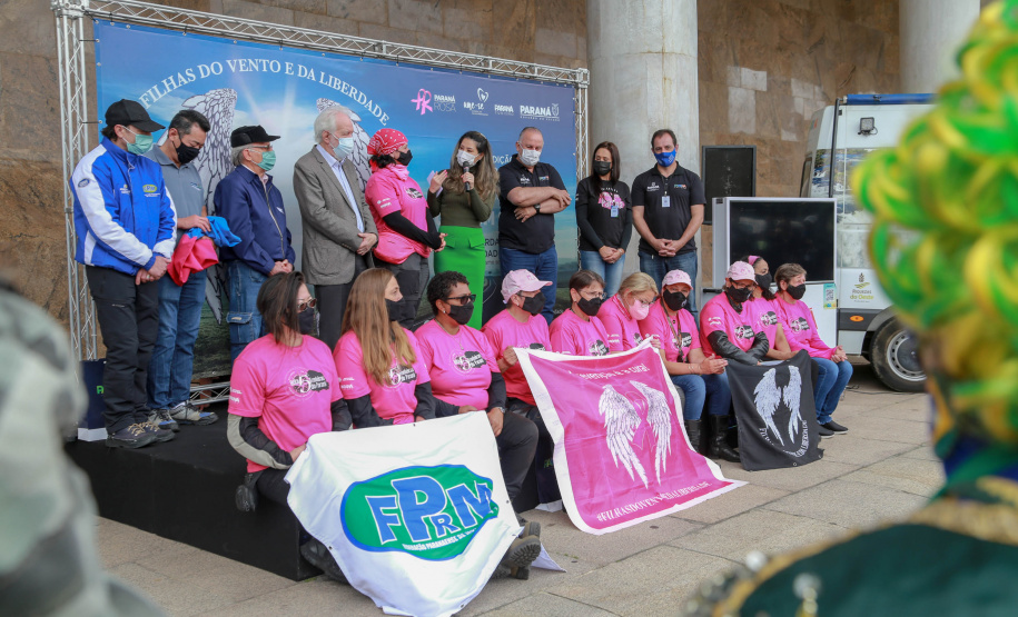Expedição Filhas do Paraná volta a Curitiba após 2.800 km divulgando o Outubro Rosa. As motociclistas do grupo Filhas do Vento e da Liberdade retornaram neste sábado (30) ao Palácio Iguaçu – mesmo ponto de onde partiram no dia 14 de outubro, e foram recebidas pelo vice-governador Darci Piana e pela primeira-dama do Estado e presidente do Conselho Estadual de Ação Solidária, Luciana Saito Massa. - Curitiba, 30/10/2021 - Foto: Valdelino Pontes