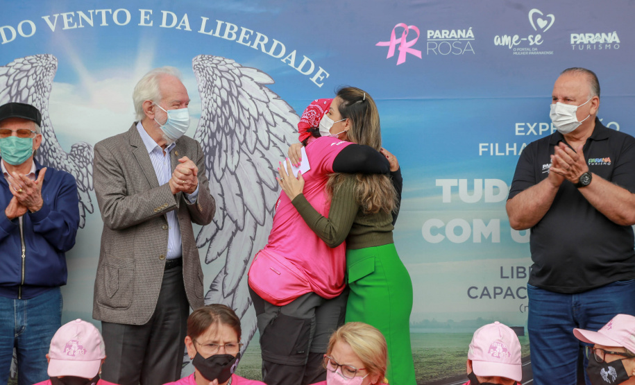 Expedição Filhas do Paraná volta a Curitiba após 2.800 km divulgando o Outubro Rosa. As motociclistas do grupo Filhas do Vento e da Liberdade retornaram neste sábado (30) ao Palácio Iguaçu – mesmo ponto de onde partiram no dia 14 de outubro, e foram recebidas pelo vice-governador Darci Piana e pela primeira-dama do Estado e presidente do Conselho Estadual de Ação Solidária, Luciana Saito Massa. - Curitiba, 30/10/2021 - Foto: Valdelino Pontes