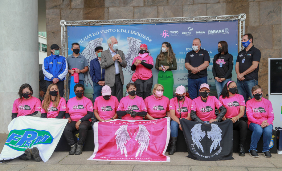 Expedição Filhas do Paraná volta a Curitiba após 2.800 km divulgando o Outubro Rosa. As motociclistas do grupo Filhas do Vento e da Liberdade retornaram neste sábado (30) ao Palácio Iguaçu – mesmo ponto de onde partiram no dia 14 de outubro, e foram recebidas pelo vice-governador Darci Piana e pela primeira-dama do Estado e presidente do Conselho Estadual de Ação Solidária, Luciana Saito Massa. - Curitiba, 30/10/2021 - Foto: Valdelino Pontes
