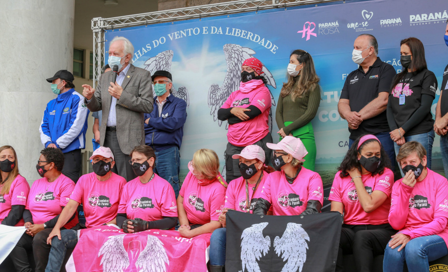 Expedição Filhas do Paraná volta a Curitiba após 2.800 km divulgando o Outubro Rosa. As motociclistas do grupo Filhas do Vento e da Liberdade retornaram neste sábado (30) ao Palácio Iguaçu – mesmo ponto de onde partiram no dia 14 de outubro, e foram recebidas pelo vice-governador Darci Piana e pela primeira-dama do Estado e presidente do Conselho Estadual de Ação Solidária, Luciana Saito Massa. - Curitiba, 30/10/2021 - Foto: Valdelino Pontes