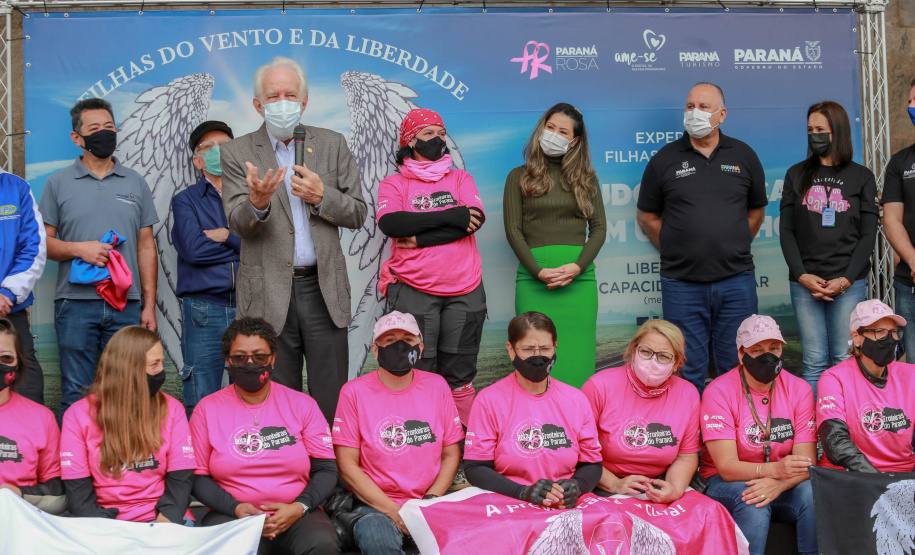 Expedição Filhas do Paraná volta a Curitiba após 2.800 km divulgando o Outubro Rosa. As motociclistas do grupo Filhas do Vento e da Liberdade retornaram neste sábado (30) ao Palácio Iguaçu – mesmo ponto de onde partiram no dia 14 de outubro, e foram recebidas pelo vice-governador Darci Piana e pela primeira-dama do Estado e presidente do Conselho Estadual de Ação Solidária, Luciana Saito Massa. - Curitiba, 30/10/2021 - Foto: Valdelino Pontes