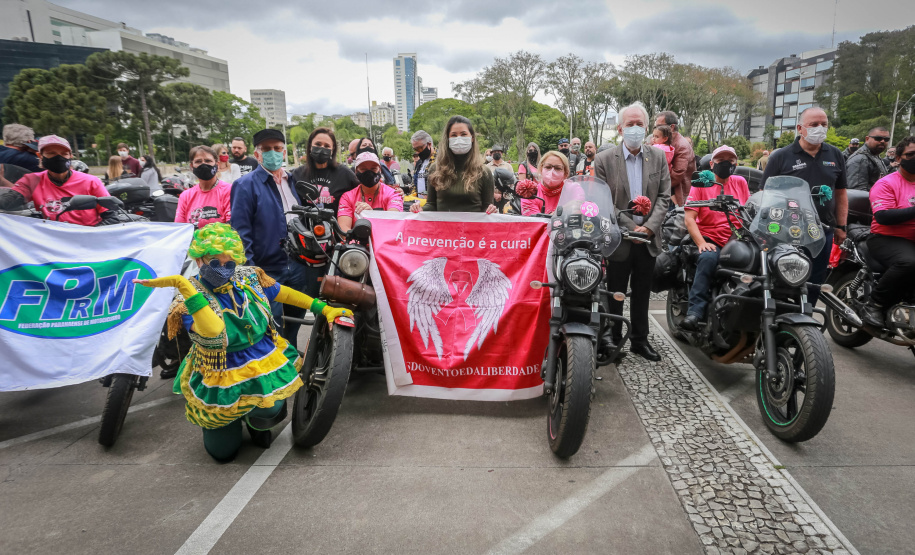 Expedição Filhas do Paraná volta a Curitiba após 2.800 km divulgando o Outubro Rosa. As motociclistas do grupo Filhas do Vento e da Liberdade retornaram neste sábado (30) ao Palácio Iguaçu – mesmo ponto de onde partiram no dia 14 de outubro, e foram recebidas pelo vice-governador Darci Piana e pela primeira-dama do Estado e presidente do Conselho Estadual de Ação Solidária, Luciana Saito Massa. - Curitiba, 30/10/2021 - Foto: Valdelino Pontes