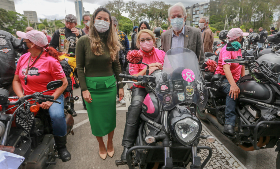Expedição Filhas do Paraná volta a Curitiba após 2.800 km divulgando o Outubro Rosa. As motociclistas do grupo Filhas do Vento e da Liberdade retornaram neste sábado (30) ao Palácio Iguaçu – mesmo ponto de onde partiram no dia 14 de outubro, e foram recebidas pelo vice-governador Darci Piana e pela primeira-dama do Estado e presidente do Conselho Estadual de Ação Solidária, Luciana Saito Massa. - Curitiba, 30/10/2021 - Foto: Valdelino Pontes