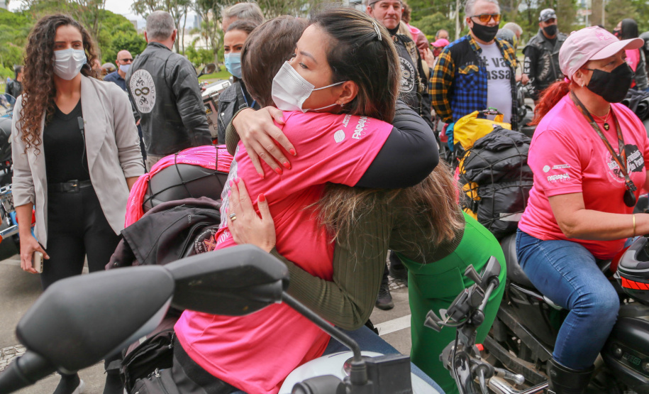 Expedição Filhas do Paraná volta a Curitiba após 2.800 km divulgando o Outubro Rosa. As motociclistas do grupo Filhas do Vento e da Liberdade retornaram neste sábado (30) ao Palácio Iguaçu – mesmo ponto de onde partiram no dia 14 de outubro, e foram recebidas pelo vice-governador Darci Piana e pela primeira-dama do Estado e presidente do Conselho Estadual de Ação Solidária, Luciana Saito Massa. - Curitiba, 30/10/2021 - Foto: Valdelino Pontes
