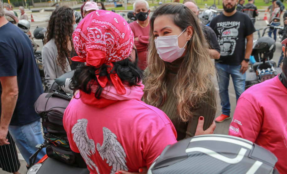 Expedição Filhas do Paraná volta a Curitiba após 2.800 km divulgando o Outubro Rosa. As motociclistas do grupo Filhas do Vento e da Liberdade retornaram neste sábado (30) ao Palácio Iguaçu – mesmo ponto de onde partiram no dia 14 de outubro, e foram recebidas pelo vice-governador Darci Piana e pela primeira-dama do Estado e presidente do Conselho Estadual de Ação Solidária, Luciana Saito Massa. - Curitiba, 30/10/2021 - Foto: Valdelino Pontes