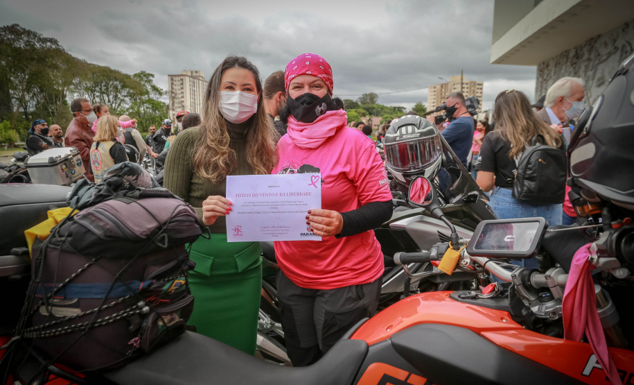 Expedição Filhas do Paraná volta a Curitiba após 2.800 km divulgando o Outubro Rosa. As motociclistas do grupo Filhas do Vento e da Liberdade retornaram neste sábado (30) ao Palácio Iguaçu – mesmo ponto de onde partiram no dia 14 de outubro, e foram recebidas pelo vice-governador Darci Piana e pela primeira-dama do Estado e presidente do Conselho Estadual de Ação Solidária, Luciana Saito Massa. - Curitiba, 30/10/2021 - Foto: Valdelino Pontes