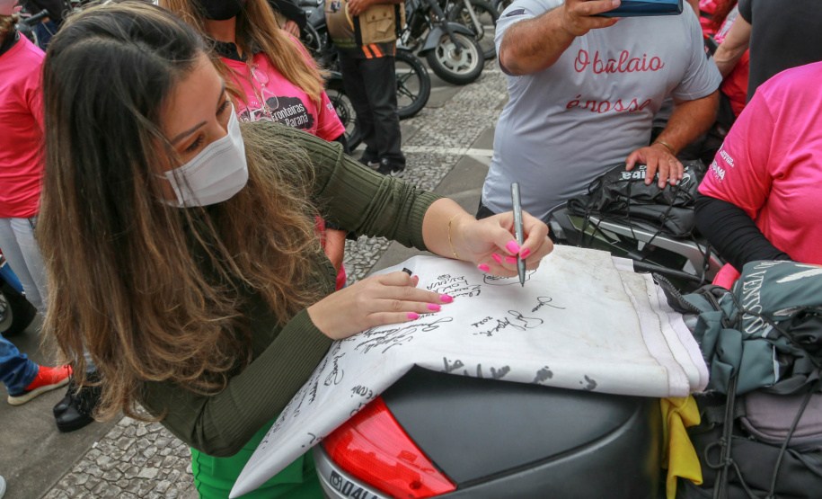 Expedição Filhas do Paraná volta a Curitiba após 2.800 km divulgando o Outubro Rosa. As motociclistas do grupo Filhas do Vento e da Liberdade retornaram neste sábado (30) ao Palácio Iguaçu – mesmo ponto de onde partiram no dia 14 de outubro, e foram recebidas pelo vice-governador Darci Piana e pela primeira-dama do Estado e presidente do Conselho Estadual de Ação Solidária, Luciana Saito Massa. - Curitiba, 30/10/2021 - Foto: Valdelino Pontes