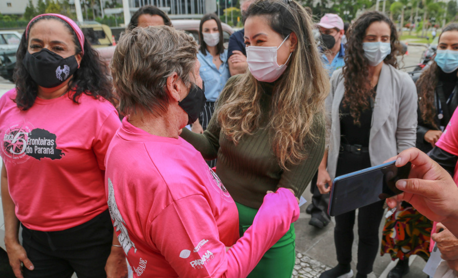 Expedição Filhas do Paraná volta a Curitiba após 2.800 km divulgando o Outubro Rosa. As motociclistas do grupo Filhas do Vento e da Liberdade retornaram neste sábado (30) ao Palácio Iguaçu – mesmo ponto de onde partiram no dia 14 de outubro, e foram recebidas pelo vice-governador Darci Piana e pela primeira-dama do Estado e presidente do Conselho Estadual de Ação Solidária, Luciana Saito Massa. - Curitiba, 30/10/2021 - Foto: Valdelino Pontes