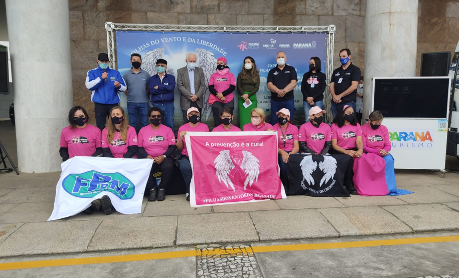 Expedição Filhas do Paraná volta a Curitiba após 2.800 km divulgando o Outubro Rosa

. Foto: Alessandro Vieira/SEDEST