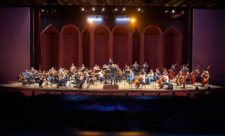 A Orquestra Sinfônica do Paraná (OSP) apresenta neste domingo (31/10) um concerto virtual com obras de compositores alemães sob a regência do maestro convidado Cláudio Cruz. O público poderá assistir ao Idílio de Siegfried, de Wagner, e à Sétima Sinfonia, de Beethoven. - Curitiba, 30/10/2021 - Foto: Maringas Maciel/Teatro Guaíra