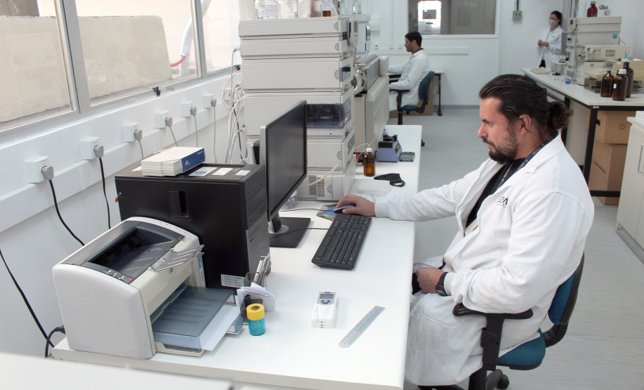 O Instituto de Tecnologia do Paraná (Tecpar) participa de um programa nacional de apoio a empresários e empreendedores que buscam orientações para desenvolver novos negócios. Trata-se do Serviço Brasileiro de Respostas Técnicas (SBRT), atendimento especializado, pela internet, que fornece gratuitamente informações técnicas a pessoas físicas e jurídicas. - Foto: Luciano Sarote/Tecpar