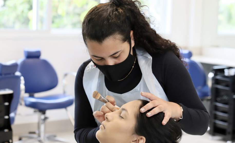 Curso de maquiagem parceria Portos do Paraná/Senac - Fotos Claudio Neves - Paranaguá, 01/11/2021 - Foto: Claudio Neves/Portos do Paraná