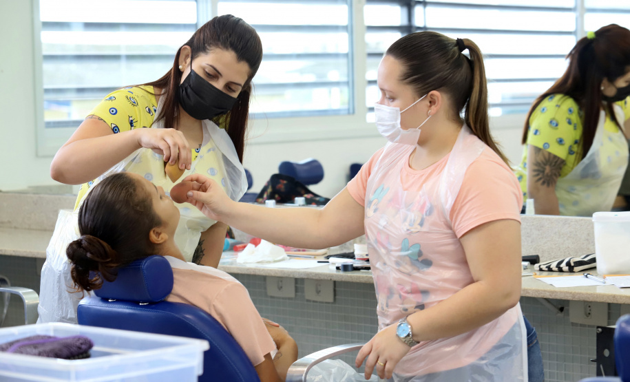 Curso de maquiagem parceria Portos do Paraná/Senac - Fotos Claudio Neves - Paranaguá, 01/11/2021 - Foto: Claudio Neves/Portos do Paraná