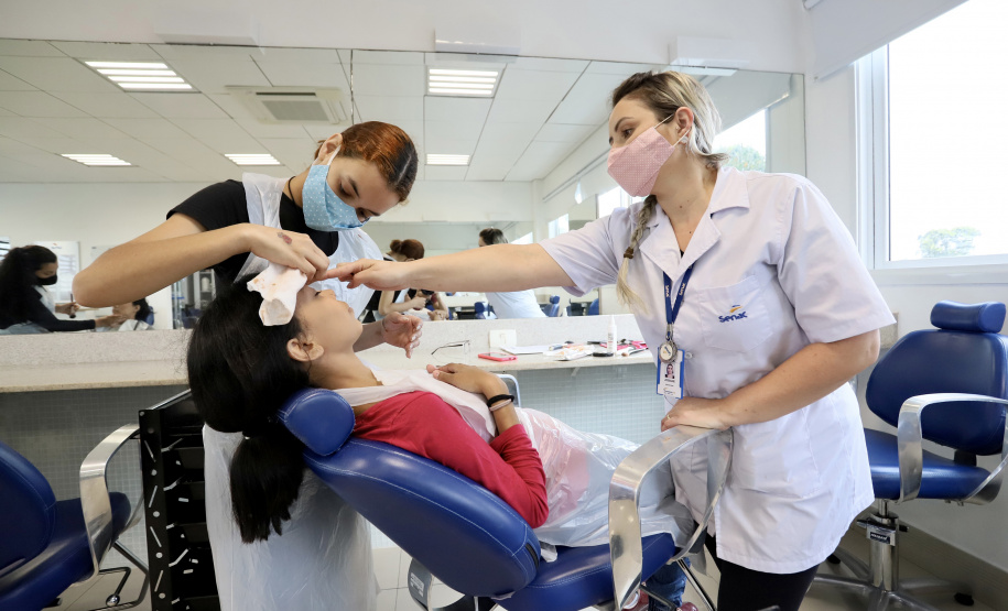Curso de maquiagem parceria Portos do Paraná/Senac - Fotos Claudio Neves - Paranaguá, 01/11/2021 - Foto: Claudio Neves/Portos do Paraná