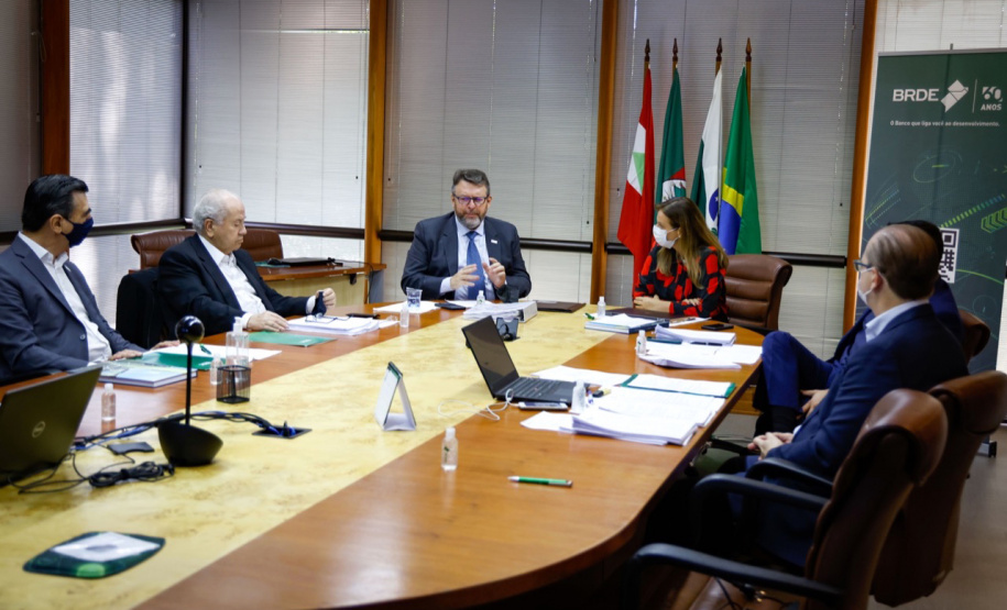 O paranaense Wilson Bley Lipsky assumiu nesta quarta-feira (3) a presidência do Banco Regional de Desenvolvimento do Extremo Sul (BRDE). Até então ele ocupava os cargos de vice-presidente e diretor de Operações da instituição. O banco atua nos três estados do Sul ? Paraná, Santa Catarina e Rio Grande do Sul ? e no Mato Grosso do Sul. - Curitiba, 03/11/2021 - Foto: BRDE