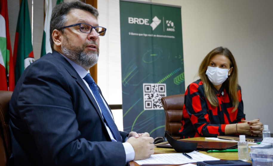 O paranaense Wilson Bley Lipsky assumiu nesta quarta-feira (3) a presidência do Banco Regional de Desenvolvimento do Extremo Sul (BRDE). Até então ele ocupava os cargos de vice-presidente e diretor de Operações da instituição. O banco atua nos três estados do Sul ? Paraná, Santa Catarina e Rio Grande do Sul ? e no Mato Grosso do Sul. - Curitiba, 03/11/2021 - Foto: BRDE