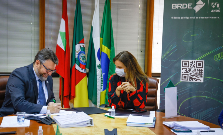 O paranaense Wilson Bley Lipsky assumiu nesta quarta-feira (3) a presidência do Banco Regional de Desenvolvimento do Extremo Sul (BRDE). Até então ele ocupava os cargos de vice-presidente e diretor de Operações da instituição. O banco atua nos três estados do Sul ? Paraná, Santa Catarina e Rio Grande do Sul ? e no Mato Grosso do Sul. - Curitiba, 03/11/2021 - Foto: BRDE