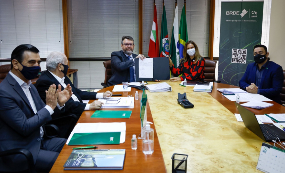 O paranaense Wilson Bley Lipsky assumiu nesta quarta-feira (3) a presidência do Banco Regional de Desenvolvimento do Extremo Sul (BRDE). Até então ele ocupava os cargos de vice-presidente e diretor de Operações da instituição. O banco atua nos três estados do Sul ? Paraná, Santa Catarina e Rio Grande do Sul ? e no Mato Grosso do Sul. - Curitiba, 03/11/2021 - Foto: BRDE