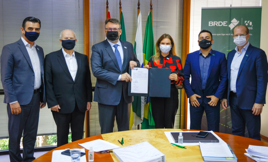 O paranaense Wilson Bley Lipsky assumiu nesta quarta-feira (3) a presidência do Banco Regional de Desenvolvimento do Extremo Sul (BRDE). Até então ele ocupava os cargos de vice-presidente e diretor de Operações da instituição. O banco atua nos três estados do Sul ? Paraná, Santa Catarina e Rio Grande do Sul ? e no Mato Grosso do Sul. - Curitiba, 03/11/2021 - Foto: BRDE