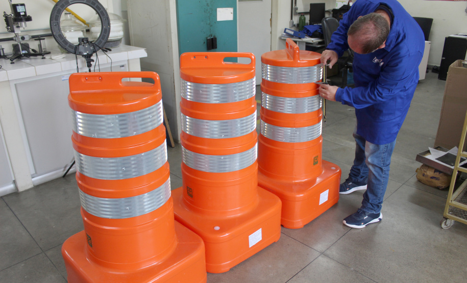 O Instituto de Tecnologia do Paraná (Tecpar) apoia prefeituras e órgãos públicos de todo o país na elaboração de editais de licitação, por meio de consultoria técnica e assessoria. É um serviço que orienta gestores e servidores públicos sobre como definir critérios mínimos de qualidade para a aquisição de produtos utilizados, por exemplo, em obras de saneamento ou na sinalização de trânsito.  - Curitiba, 03/11/2021 - Foto: Luciano Sarote/Tecpar