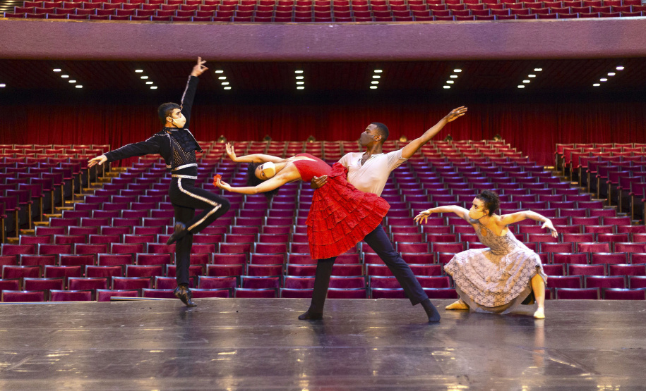 O Balé Teatro Guaíra (BTG) apresenta neste sábado, dia 6, o espetáculo ?Carmen? no Parque Tanguá. A coreografia é inspirada na ópera de Georges Bizet e se tornou um dos maiores sucessos da história do BTG. A apresentação é gratuita e faz parte do projeto ?Parques e Praças?, que tem o objetivo de levar espetáculos culturais a um público amplo de forma segura, considerando o cenário de controle da pandemia e ampla vacinação. - Curitiba, 03/11/2021 - Foto: Maringas Maciel/Teatro Guaíra