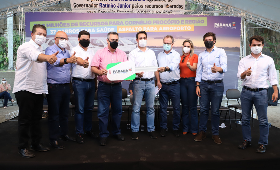 Com foco na melhoria da qualidade de vida da população, o governador Carlos Massa Ratinho Junior confirmou nesta quarta-feira (03), em Cornélio Procópio, investimentos nas áreas da saúde e educação para 21 municípios do Norte e Norte Pioneiro, que integram a 18ª Regional da Saúde.  Foto: Aristeu Dias/AEN