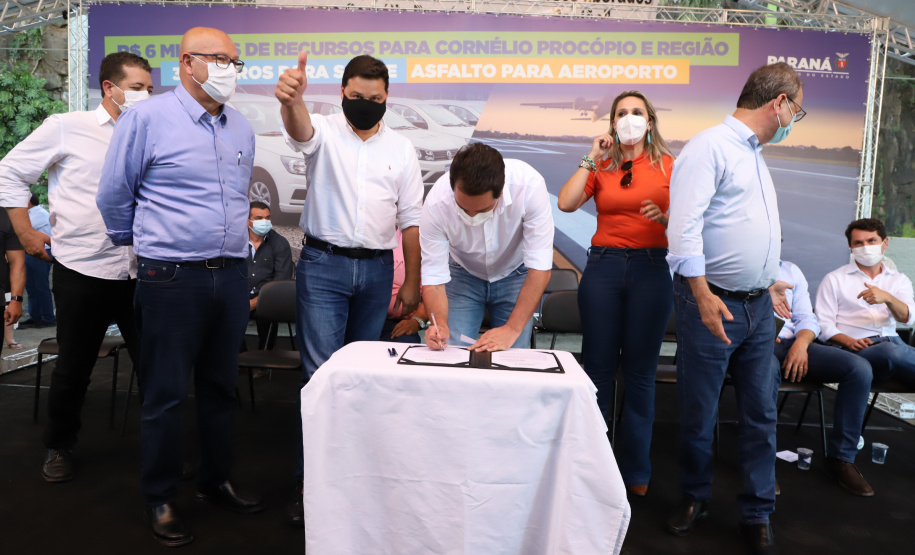 Em mais um passo no processo de consolidação do Voe Paraná, o maior programa de aviação regional do País, o Governo do Estado finalizou o convênio que vai permitir a modernização da pista de pouso e decolagem do aeroporto Francisco Lacerda Junior, em Cornélio Procópio, no Norte Pioneiro. O investimento é de R$ 4.771.057,10. O anúncio foi feito nesta quarta-feira (03) pelo governador Carlos Massa Ratinho Junior durante visita à cidade. Foto: Ari Dias/AEN