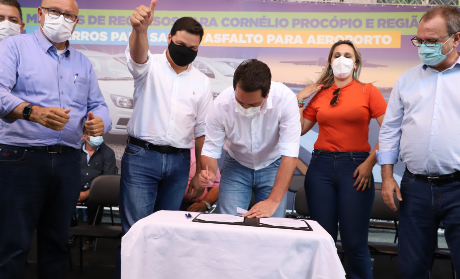 Em mais um passo no processo de consolidação do Voe Paraná, o maior programa de aviação regional do País, o Governo do Estado finalizou o convênio que vai permitir a modernização da pista de pouso e decolagem do aeroporto Francisco Lacerda Junior, em Cornélio Procópio, no Norte Pioneiro. O investimento é de R$ 4.771.057,10. O anúncio foi feito nesta quarta-feira (03) pelo governador Carlos Massa Ratinho Junior durante visita à cidade. Foto: Ari Dias/AEN