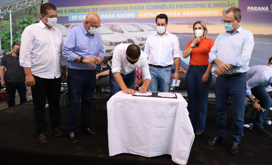 Em mais um passo no processo de consolidação do Voe Paraná, o maior programa de aviação regional do País, o Governo do Estado finalizou o convênio que vai permitir a modernização da pista de pouso e decolagem do aeroporto Francisco Lacerda Junior, em Cornélio Procópio, no Norte Pioneiro. O investimento é de R$ 4.771.057,10. O anúncio foi feito nesta quarta-feira (03) pelo governador Carlos Massa Ratinho Junior durante visita à cidade. Foto: Ari Dias/AEN