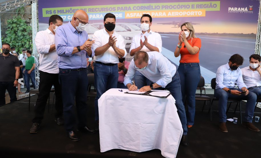Em mais um passo no processo de consolidação do Voe Paraná, o maior programa de aviação regional do País, o Governo do Estado finalizou o convênio que vai permitir a modernização da pista de pouso e decolagem do aeroporto Francisco Lacerda Junior, em Cornélio Procópio, no Norte Pioneiro. O investimento é de R$ 4.771.057,10. O anúncio foi feito nesta quarta-feira (03) pelo governador Carlos Massa Ratinho Junior durante visita à cidade. Foto: Ari Dias/AEN