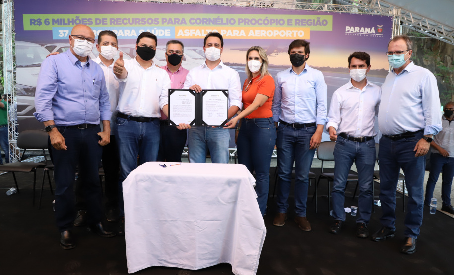 Em mais um passo no processo de consolidação do Voe Paraná, o maior programa de aviação regional do País, o Governo do Estado finalizou o convênio que vai permitir a modernização da pista de pouso e decolagem do aeroporto Francisco Lacerda Junior, em Cornélio Procópio, no Norte Pioneiro. O investimento é de R$ 4.771.057,10. O anúncio foi feito nesta quarta-feira (03) pelo governador Carlos Massa Ratinho Junior durante visita à cidade. Foto: Ari Dias/AEN
