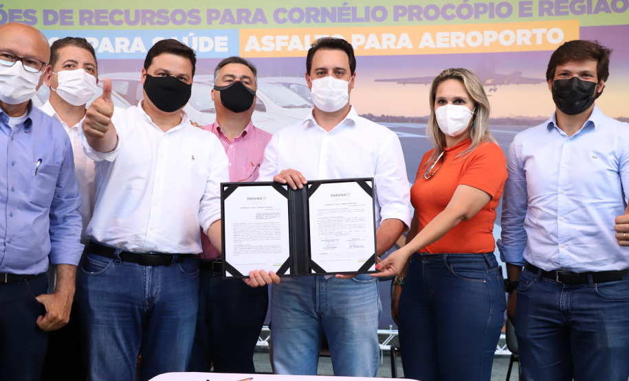 Em mais um passo no processo de consolidação do Voe Paraná, o maior programa de aviação regional do País, o Governo do Estado finalizou o convênio que vai permitir a modernização da pista de pouso e decolagem do aeroporto Francisco Lacerda Junior, em Cornélio Procópio, no Norte Pioneiro. O investimento é de R$ 4.771.057,10. O anúncio foi feito nesta quarta-feira (03) pelo governador Carlos Massa Ratinho Junior durante visita à cidade. Foto: Ari Dias/AEN