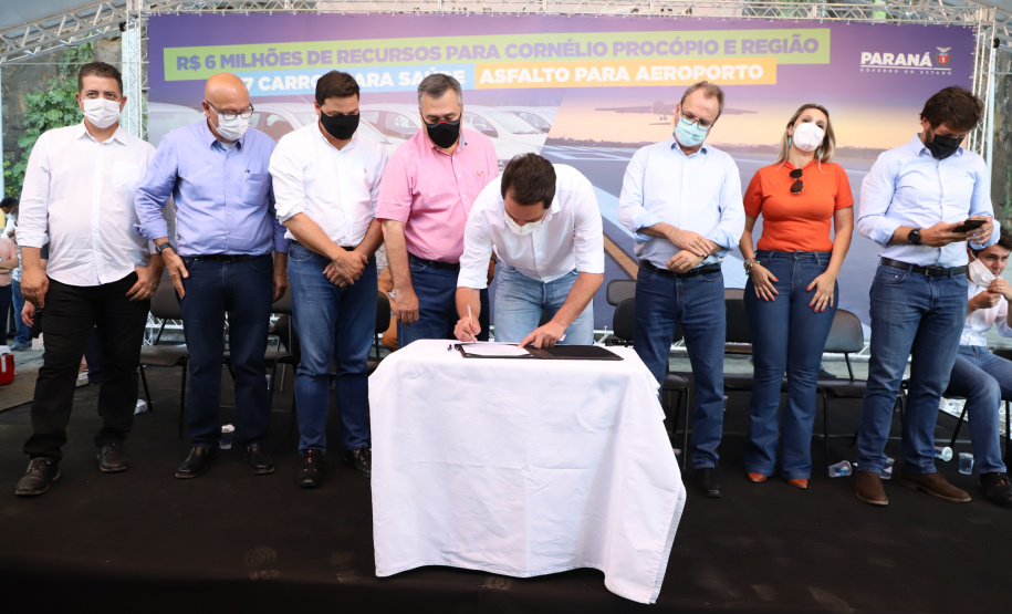 Em mais um passo no processo de consolidação do Voe Paraná, o maior programa de aviação regional do País, o Governo do Estado finalizou o convênio que vai permitir a modernização da pista de pouso e decolagem do aeroporto Francisco Lacerda Junior, em Cornélio Procópio, no Norte Pioneiro. O investimento é de R$ 4.771.057,10. O anúncio foi feito nesta quarta-feira (03) pelo governador Carlos Massa Ratinho Junior durante visita à cidade. Foto: Ari Dias/AEN