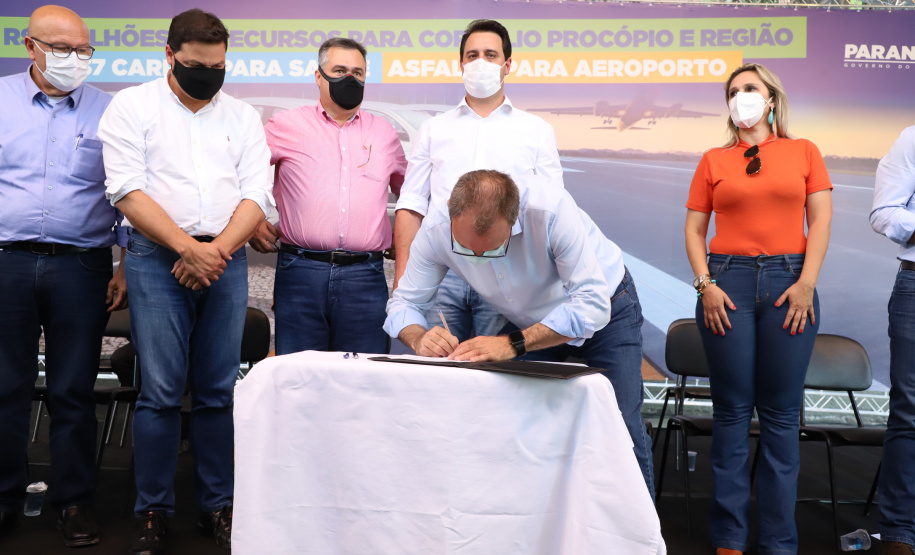 Em mais um passo no processo de consolidação do Voe Paraná, o maior programa de aviação regional do País, o Governo do Estado finalizou o convênio que vai permitir a modernização da pista de pouso e decolagem do aeroporto Francisco Lacerda Junior, em Cornélio Procópio, no Norte Pioneiro. O investimento é de R$ 4.771.057,10. O anúncio foi feito nesta quarta-feira (03) pelo governador Carlos Massa Ratinho Junior durante visita à cidade. Foto: Ari Dias/AEN