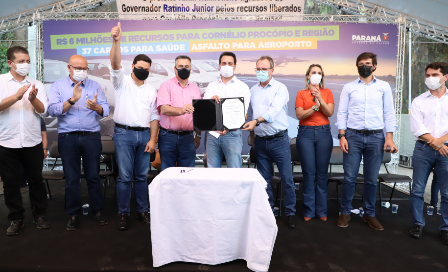 Em mais um passo no processo de consolidação do Voe Paraná, o maior programa de aviação regional do País, o Governo do Estado finalizou o convênio que vai permitir a modernização da pista de pouso e decolagem do aeroporto Francisco Lacerda Junior, em Cornélio Procópio, no Norte Pioneiro. O investimento é de R$ 4.771.057,10. O anúncio foi feito nesta quarta-feira (03) pelo governador Carlos Massa Ratinho Junior durante visita à cidade. Foto: Ari Dias/AEN