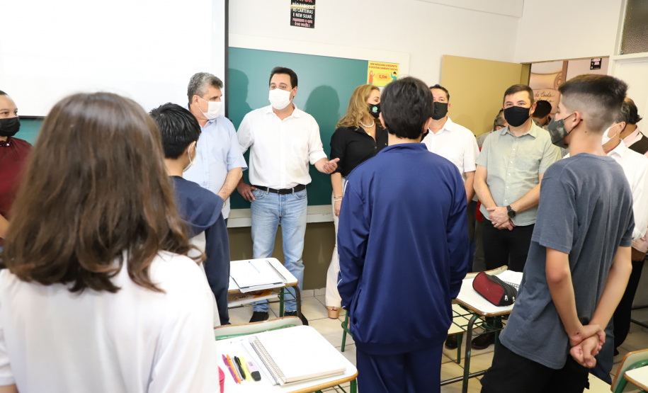 O governador Carlos Massa Ratinho Junior entregou nesta quinta-feira (04) mais 1.837 kits de uniformes para três colégios estaduais cívico-militares (CECM) de Umuarama, no Noroeste do Paraná. Foto:  Umuarama, 04/11/2021 - Foto: Ari Dias/AEN