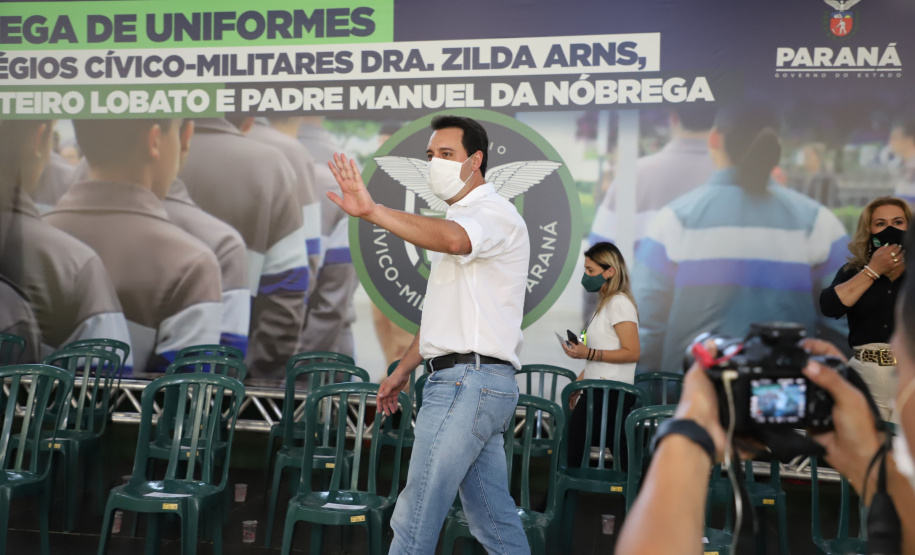 O governador Carlos Massa Ratinho Junior entregou nesta quinta-feira (04) mais 1.837 kits de uniformes para três colégios estaduais cívico-militares (CECM) de Umuarama, no Noroeste do Paraná. Foto:  Umuarama, 04/11/2021 - Foto: Ari Dias/AEN