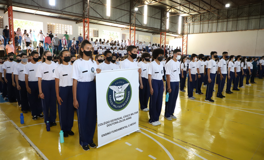 O governador Carlos Massa Ratinho Junior entregou nesta quinta-feira (04) mais 1.837 kits de uniformes para três colégios estaduais cívico-militares (CECM) de Umuarama, no Noroeste do Paraná. Foto:  Umuarama, 04/11/2021 - Foto: Ari Dias/AEN