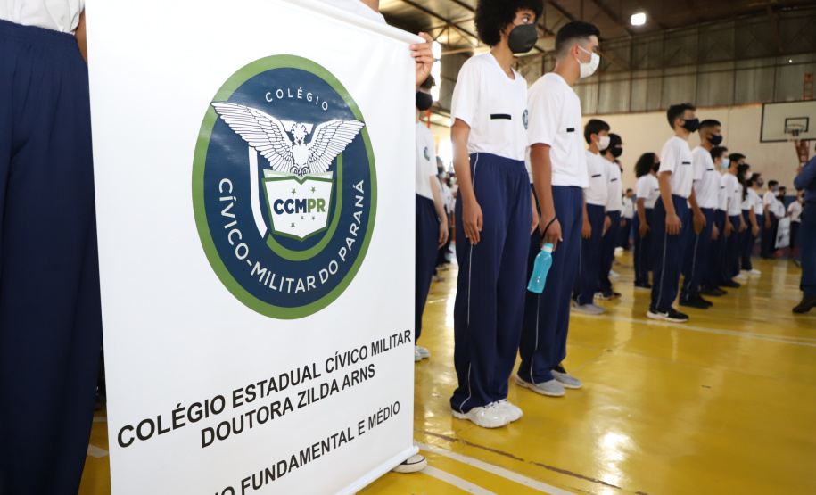 O governador Carlos Massa Ratinho Junior entregou nesta quinta-feira (04) mais 1.837 kits de uniformes para três colégios estaduais cívico-militares (CECM) de Umuarama, no Noroeste do Paraná. Foto:  Umuarama, 04/11/2021 - Foto: Ari Dias/AEN