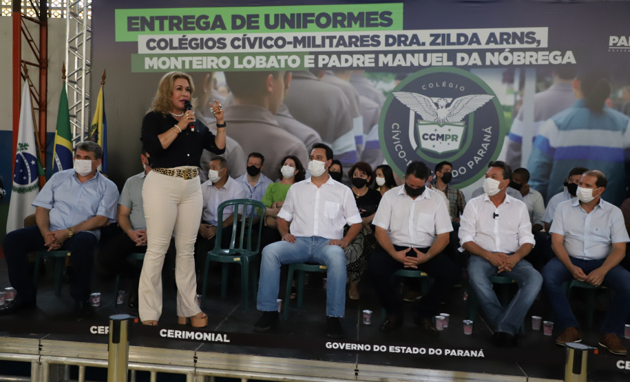 O governador Carlos Massa Ratinho Junior entregou nesta quinta-feira (04) mais 1.837 kits de uniformes para três colégios estaduais cívico-militares (CECM) de Umuarama, no Noroeste do Paraná. Foto:  Umuarama, 04/11/2021 - Foto: Ari Dias/AEN