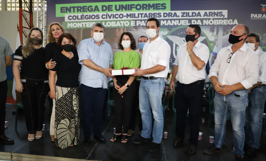 O governador Carlos Massa Ratinho Junior entregou nesta quinta-feira (04) mais 1.837 kits de uniformes para três colégios estaduais cívico-militares (CECM) de Umuarama, no Noroeste do Paraná. Foto:  Umuarama, 04/11/2021 - Foto: Ari Dias/AEN