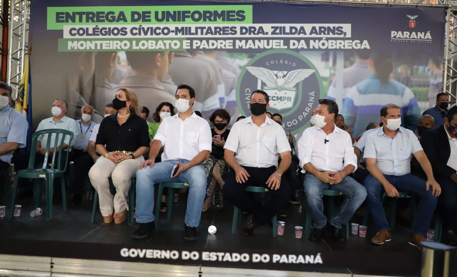O governador Carlos Massa Ratinho Junior entregou nesta quinta-feira (04) mais 1.837 kits de uniformes para três colégios estaduais cívico-militares (CECM) de Umuarama, no Noroeste do Paraná. Foto:  Umuarama, 04/11/2021 - Foto: Ari Dias/AEN