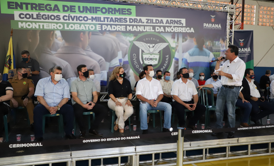 O governador Carlos Massa Ratinho Junior entregou nesta quinta-feira (04) mais 1.837 kits de uniformes para três colégios estaduais cívico-militares (CECM) de Umuarama, no Noroeste do Paraná. Foto:  Umuarama, 04/11/2021 - Foto: Ari Dias/AEN