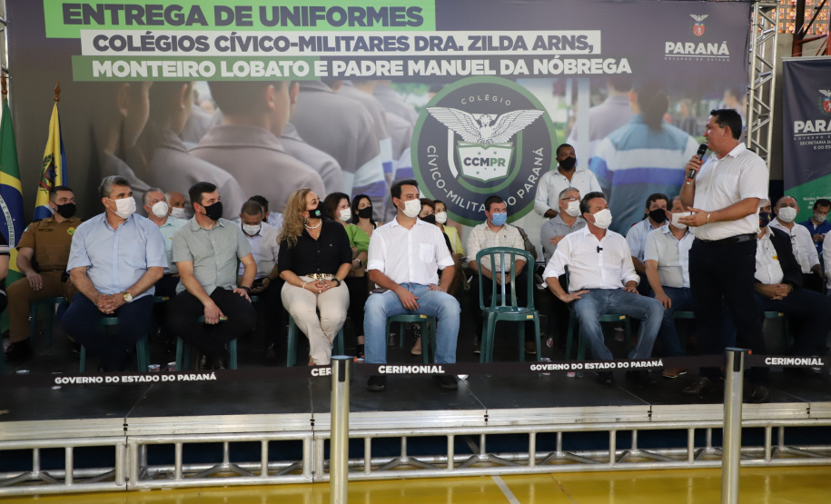 O governador Carlos Massa Ratinho Junior entregou nesta quinta-feira (04) mais 1.837 kits de uniformes para três colégios estaduais cívico-militares (CECM) de Umuarama, no Noroeste do Paraná. Foto:  Umuarama, 04/11/2021 - Foto: Ari Dias/AEN