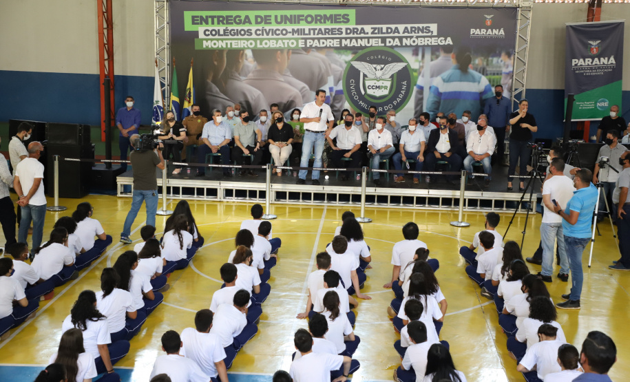 O governador Carlos Massa Ratinho Junior entregou nesta quinta-feira (04) mais 1.837 kits de uniformes para três colégios estaduais cívico-militares (CECM) de Umuarama, no Noroeste do Paraná. Foto:  Umuarama, 04/11/2021 - Foto: Ari Dias/AEN