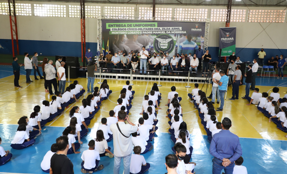 O governador Carlos Massa Ratinho Junior entregou nesta quinta-feira (04) mais 1.837 kits de uniformes para três colégios estaduais cívico-militares (CECM) de Umuarama, no Noroeste do Paraná. Foto:  Umuarama, 04/11/2021 - Foto: Ari Dias/AEN